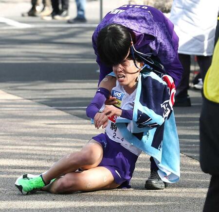 　タスキを渡した後、倒れ込む駒大・村上（撮影・佐々木彰尚）