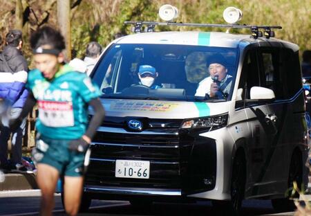 　５区、黒田（手前）に声をかける原監督（代表撮影）