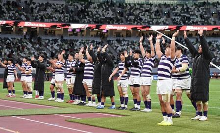 　決勝進出を果たし、スタンドの祝福に応える明大フィフティーン