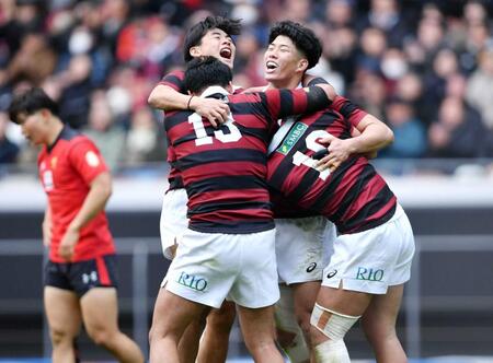 　帝京大を破り、抱き合って喜ぶ早大フィフティーン（撮影・開出牧）