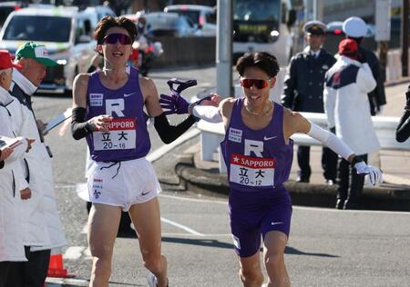 　たすきをつなぐ立大・山下翔吾（左）と永井駿（撮影・金田祐二）