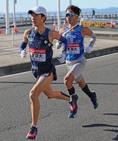 　競り合う東洋大・網本佳悟（左）と東海大のロホマン・シュモン（撮影・棚橋慶太）