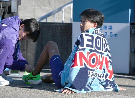 　６区を走り終え、倒れ込む駒大・伊藤蒼唯（撮影・伊藤笙子）