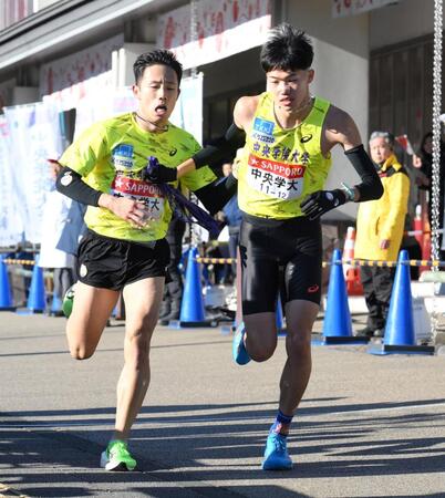　たすきをつなぐ中央学院大・小松裕大朗と三角洸太（撮影・伊藤笙子）