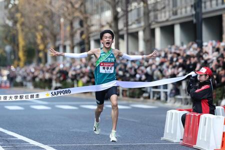 　１位でゴールする青学大・折田壮太