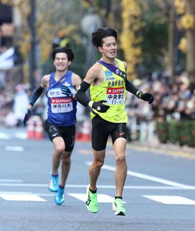 　総合１１位でゴールした中央学院大・成川翔太（右）＝撮影・石井剣太郎
