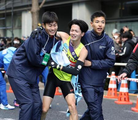　総合１１位でゴールした中央学院大・成川翔太（中央）＝撮影・石井剣太郎