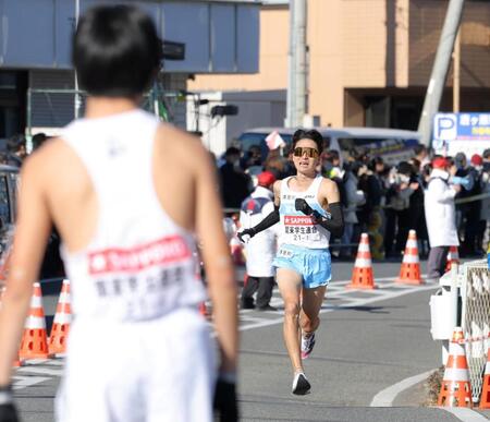 　平塚中継所で、横尾皓（芝浦工大・手前）の前でラストスパートする関東学連・秋吉拓真（東大）＝撮影・吉澤敬太