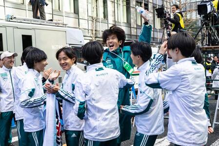 　ゴールを待つ仲間と合流し、喜ぶ９区・佐藤有一（中央）（代表撮影）