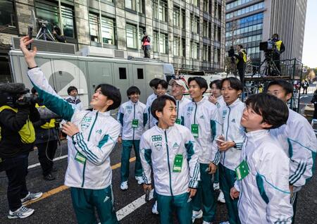 　記念撮影をしながらゴールを待つ青学大の選手たち（代表撮影）