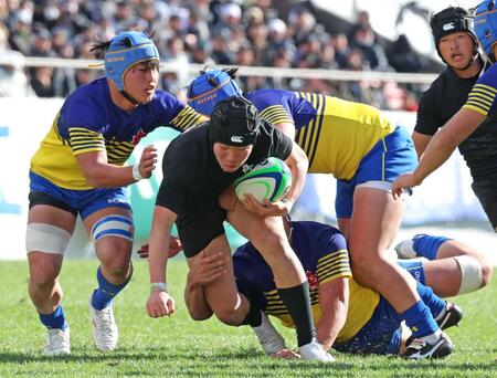 　後半、御所実の攻撃を懸命に阻止する京都成章フィフティーン（撮影・立川洋一郎）