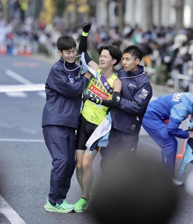 　総合１１位でシード権を逃し悔しがる中央学院大１０区・成川翔太（代表撮影）