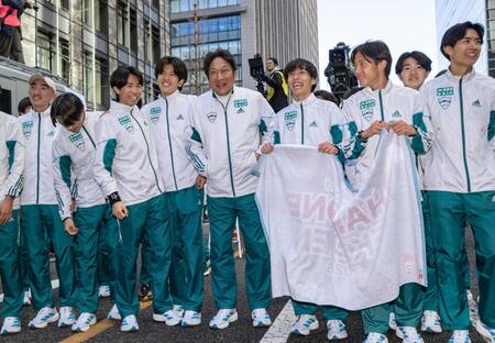 　ゴールの瞬間を待つ青学大・原晋監督と選手たち（代表撮影）