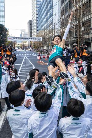 　ゴールし胴上げされる青学大１０区・折田壮太（代表撮影）