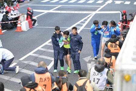 　ゴール後、ぐったりと引き揚げる中央学院大１０区・成川翔太と神奈川大１０区・志食隆希（代表撮影）
