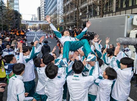 　胴上げされる青学大・黒田朝日（代表撮影）