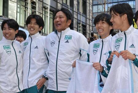 　ゴール地点で青学大のアンカー折田壮太の到着を待つ原晋監督（中央）、黒田朝日（右から２人目）ら（代表撮影）