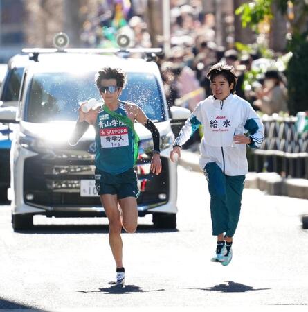 　９区、給水の水を身体にかける青学大・佐藤有（左）（代表撮影）