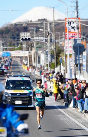 　７区、富士山をバックに力走する青学大・佐藤愛（代表撮影）