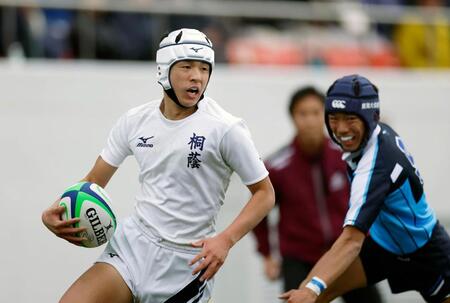 　前半、トライを決める桐蔭学園・鈴木
