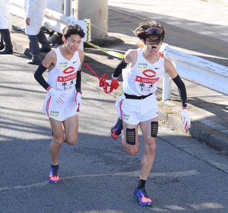 　たすきをつなぐ中大・吉居駿恭（左）と吉中祐太（撮影・開出牧）