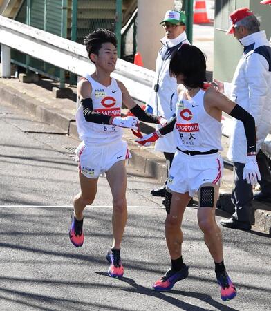 　たすきをつなぐ中大・吉居駿恭（左）と吉中祐太（撮影・開出牧）
