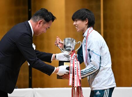 　熊本県和水町の石原佳幸町長（左）から金栗四三杯を受け取る青学大の黒田朝日（代表撮影）