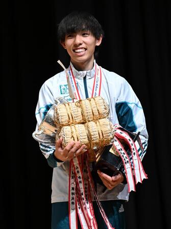 　金栗四三杯を手に笑顔を見せる青学大の黒田朝日（代表撮影）