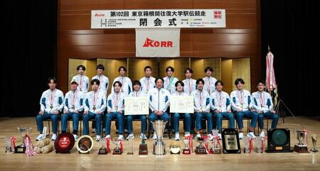 　閉会式の後、記念写真に納まる青学大の選手ら（代表撮影）