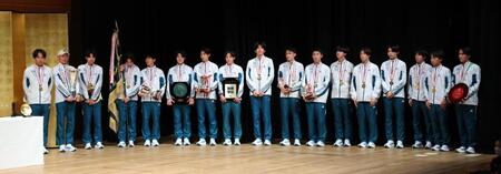 　閉会式に臨む青学大の選手ら（代表撮影）