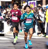 　５区、早大・工藤（左）を抜き去り、トップに躍り出る黒田（代表撮影）
