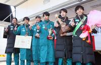 　ポーズを決める青学大の（左から）原監督、１区・小河原、２区・飯田、３区・宇田川、４区・平松、５区・黒田
