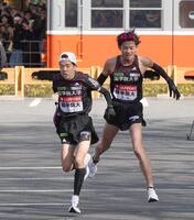 　国学院大４区・辻原輝（右）から５区・高石樹へタスキをつなぐ（撮影・佐々木彰尚）
