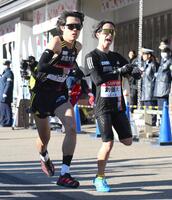 　たすきをつなぐ創価大・小池莉希と石丸惇那（撮影・伊藤笙子）