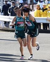 　１位でたすきをつなぐ青学大・塩出翔太（左）と佐藤有一（撮影・金田祐二）