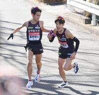 　たすきをつなぐ国学院大・野田顕臣（左）と尾熊迅斗（撮影・開出牧）