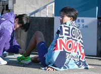 　６区を走り終え、倒れ込む駒大・伊藤蒼唯（撮影・伊藤笙子）