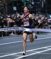 　２位でゴールした国学院大１０区・尾熊迅斗（撮影・佐々木彰尚）