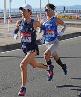 　競り合う東洋大・網本佳悟（左）と東海大のロホマン・シュモン（撮影・棚橋慶太）