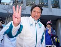 　史上初となる２度目の総合３連覇を果たし、ポーズをとる青学大の原晋監督