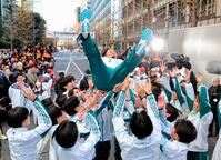 　史上初となる２度目の総合３連覇を果たし、胴上げされる青学大の原晋監督（代表撮影）