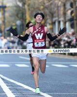 　４着でゴールする早大・瀬間元輔（撮影・石井剣太郎）