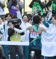 　ゴールするアンカー折田壮太を迎える青学大・原監督（中央）ら