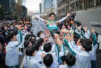 　ゴールし胴上げされる青学大１０区・折田壮太（代表撮影）