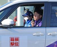 　平塚中継所で、車内から選手に声をかける駒大・藤田敦史監督（右）＝撮影・吉澤敬太