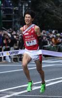 　ゴールする帝京大１０区・鎗田大輝（撮影・佐々木彰尚）