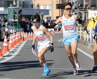 　平塚中継所で、関東学連・秋吉拓真（東大・右）から横尾皓（芝浦工大）へたすきを繫ぐ（撮影・吉澤敬太）