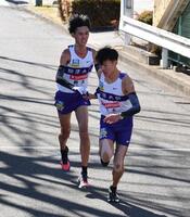 　たすきをつなぐ駒大・菅谷希弥（左）と佐藤圭汰（撮影・開出牧）