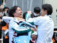 　１着でゴールし黒田朝日（左端）らと喜ぶ青学大・折田壮太（中央）＝撮影・石井剣太郎