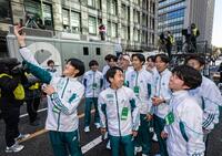 　記念撮影をしながらゴールを待つ青学大の選手たち（代表撮影）